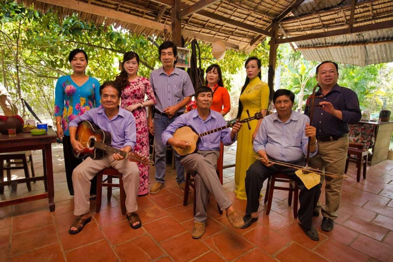 A group of people playing instruments
AI-generated content may be incorrect.