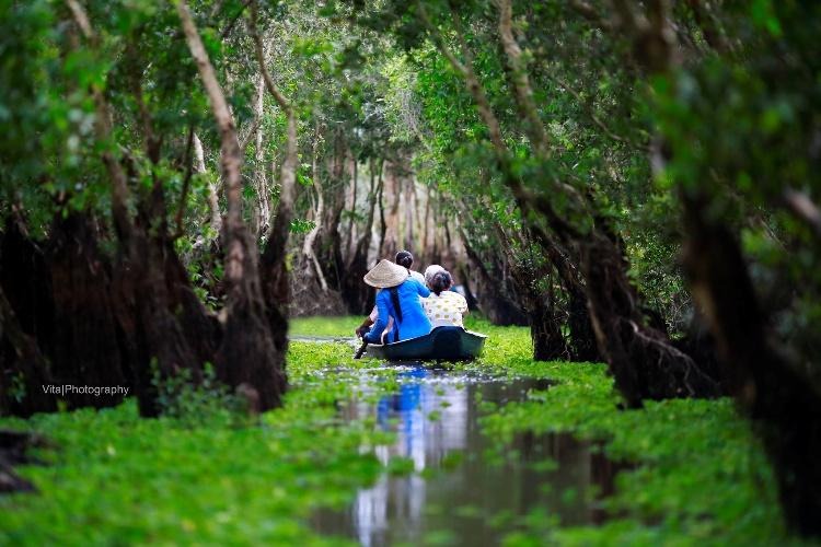 A group of people in a boat in a swamp
AI-generated content may be incorrect.